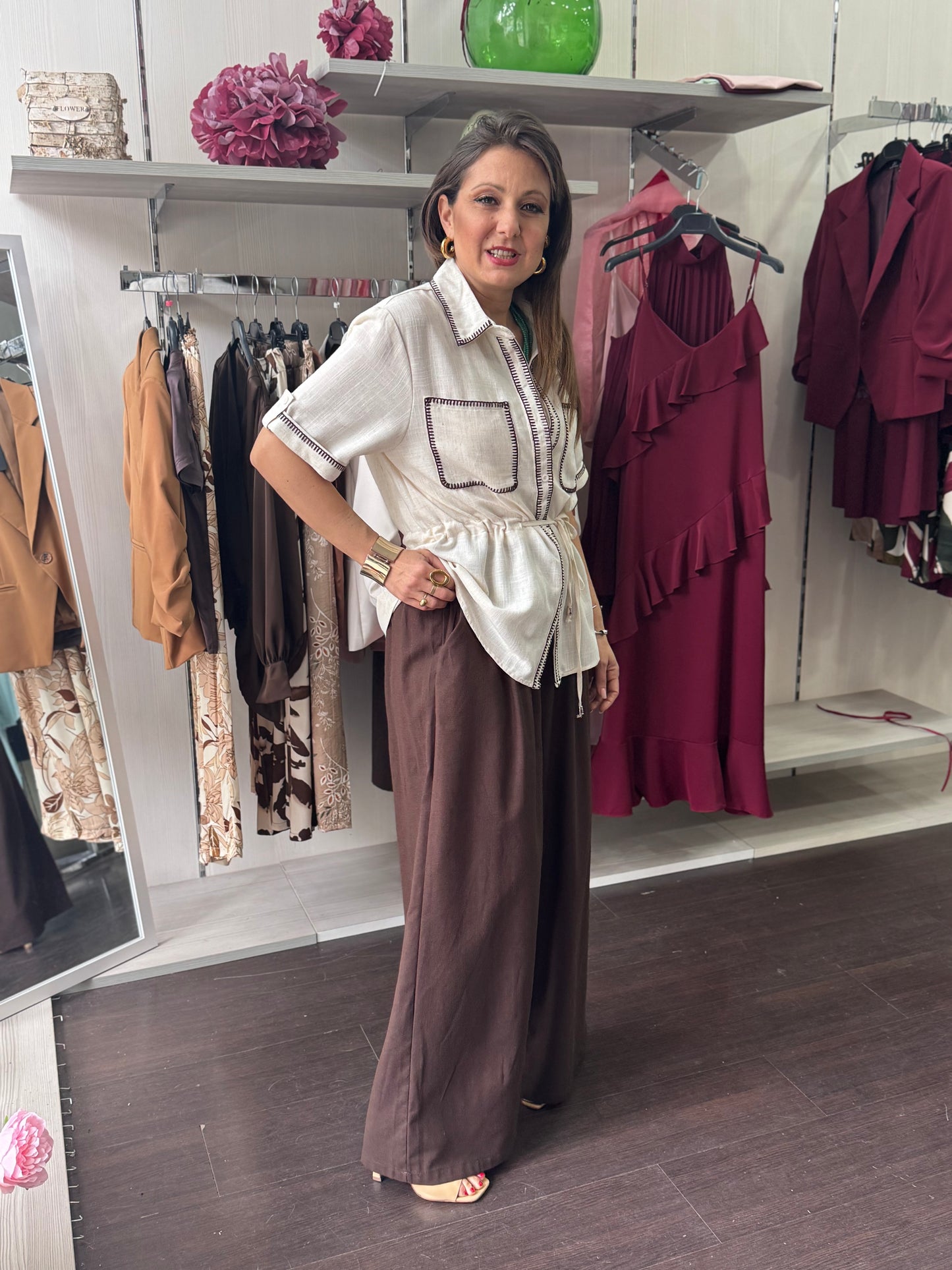 Camicia con tasconi ricamati