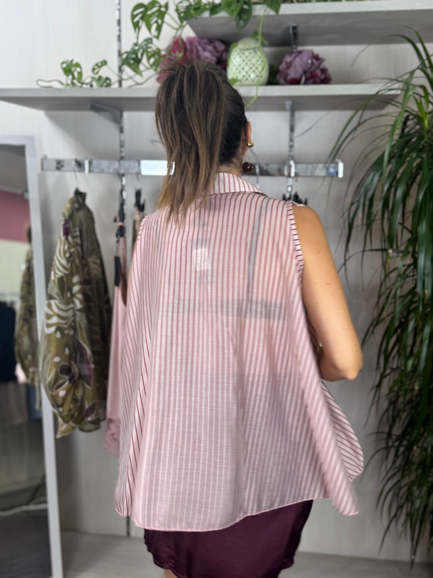 Camicia smanicata bordeaux e rosa