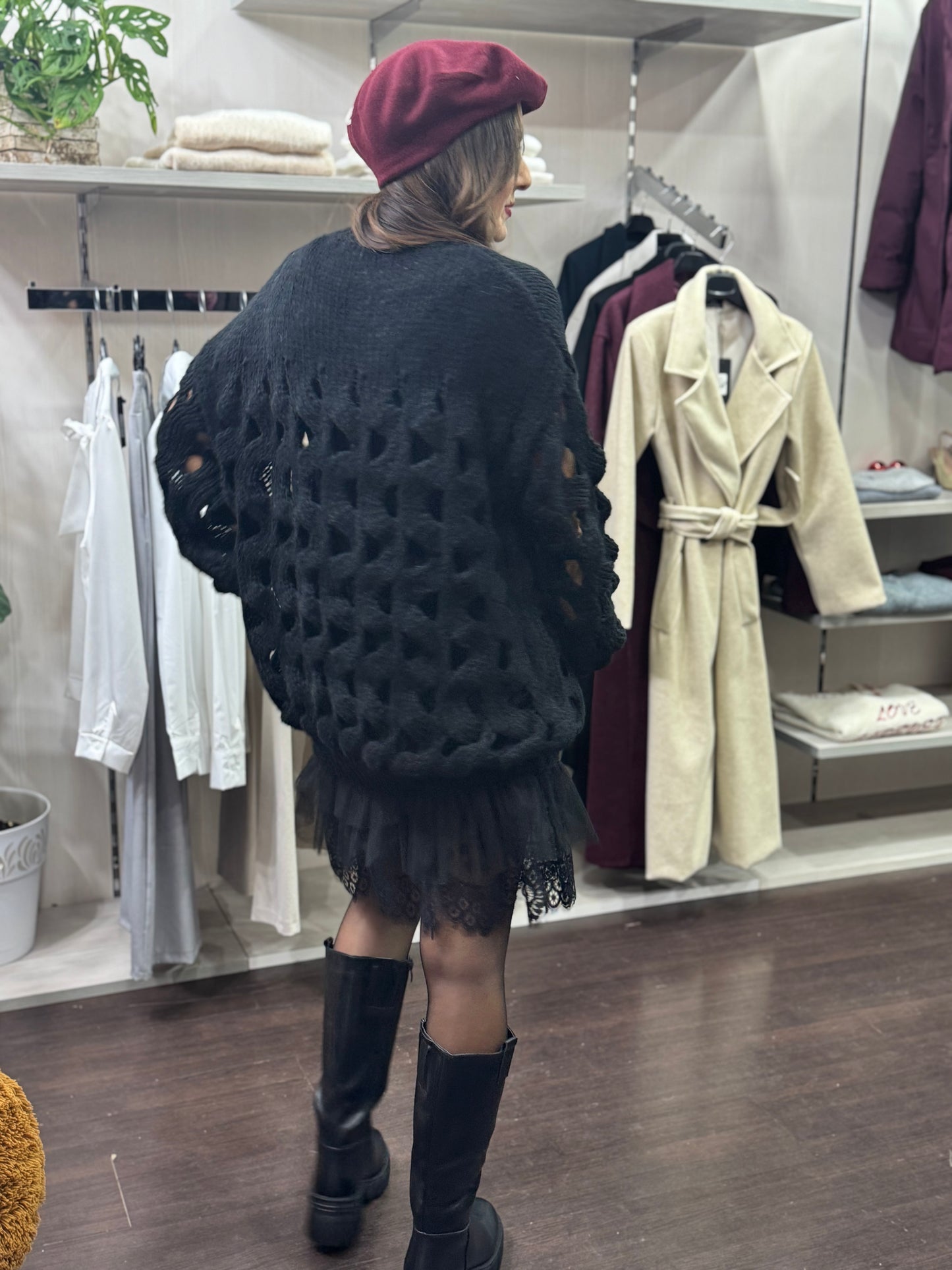 Abito nero traforato con pizzo