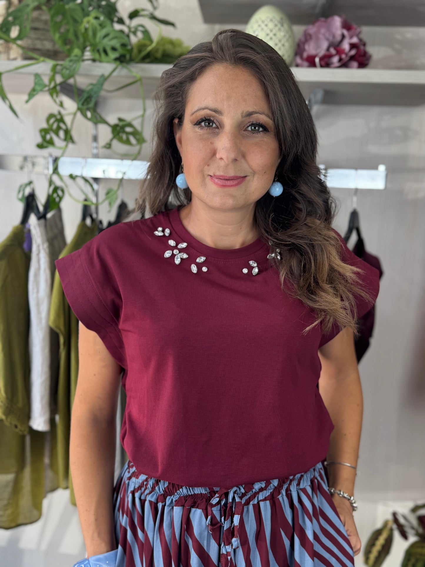 T-shirt bordeaux con pietre