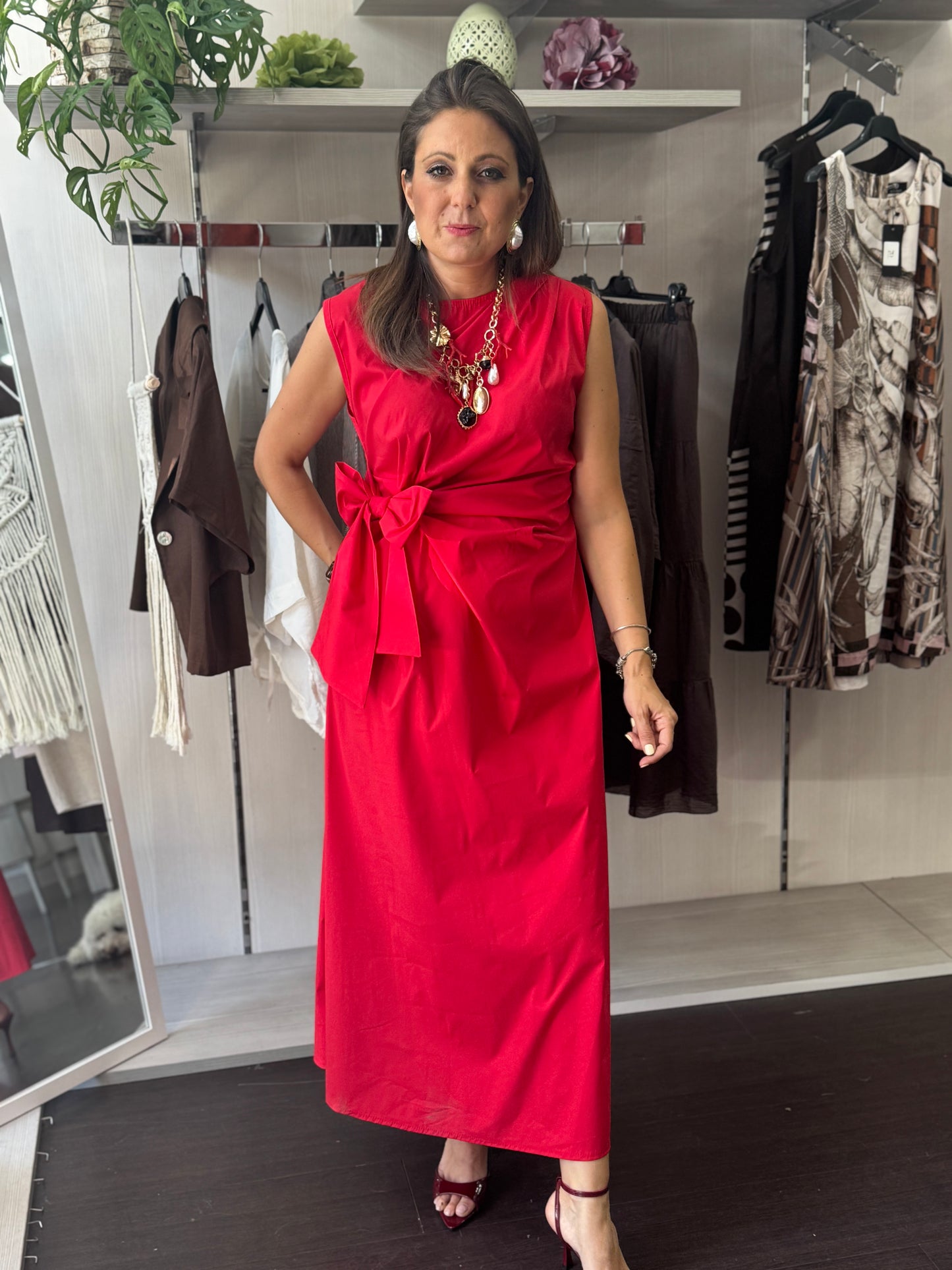 Abito rosso con fiocco