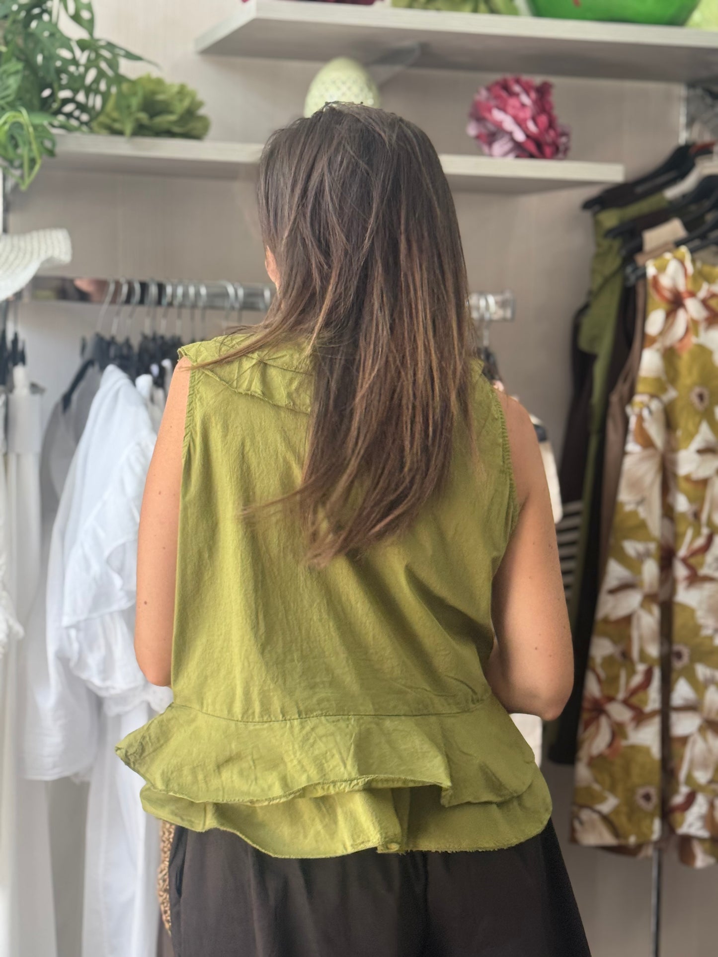 Top verde con voilant