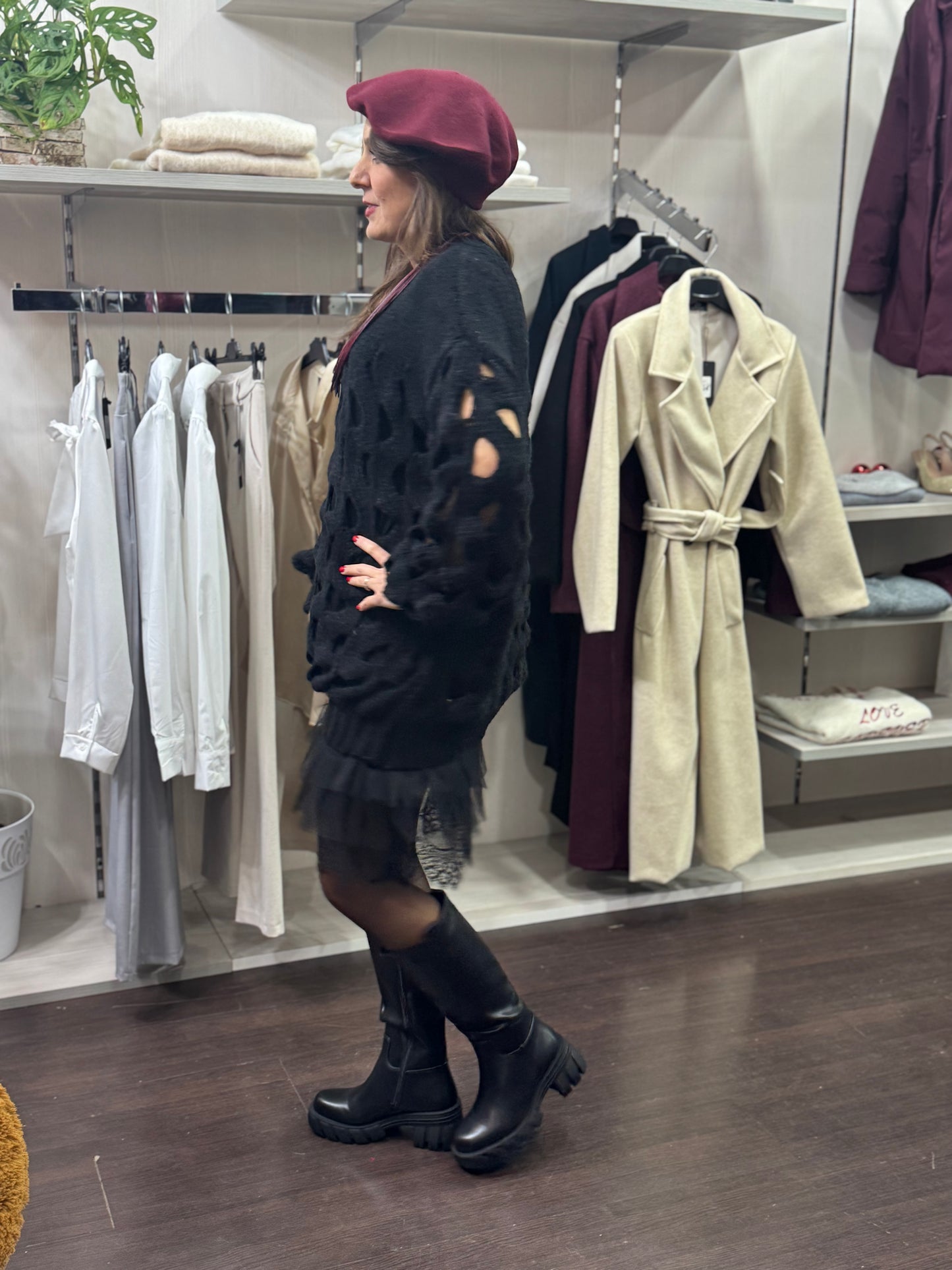 Abito nero traforato con pizzo