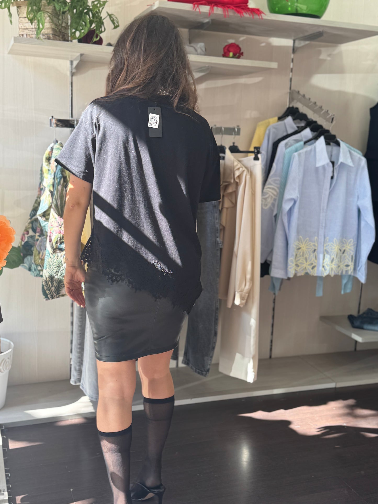 T-shirt nera con pizzo