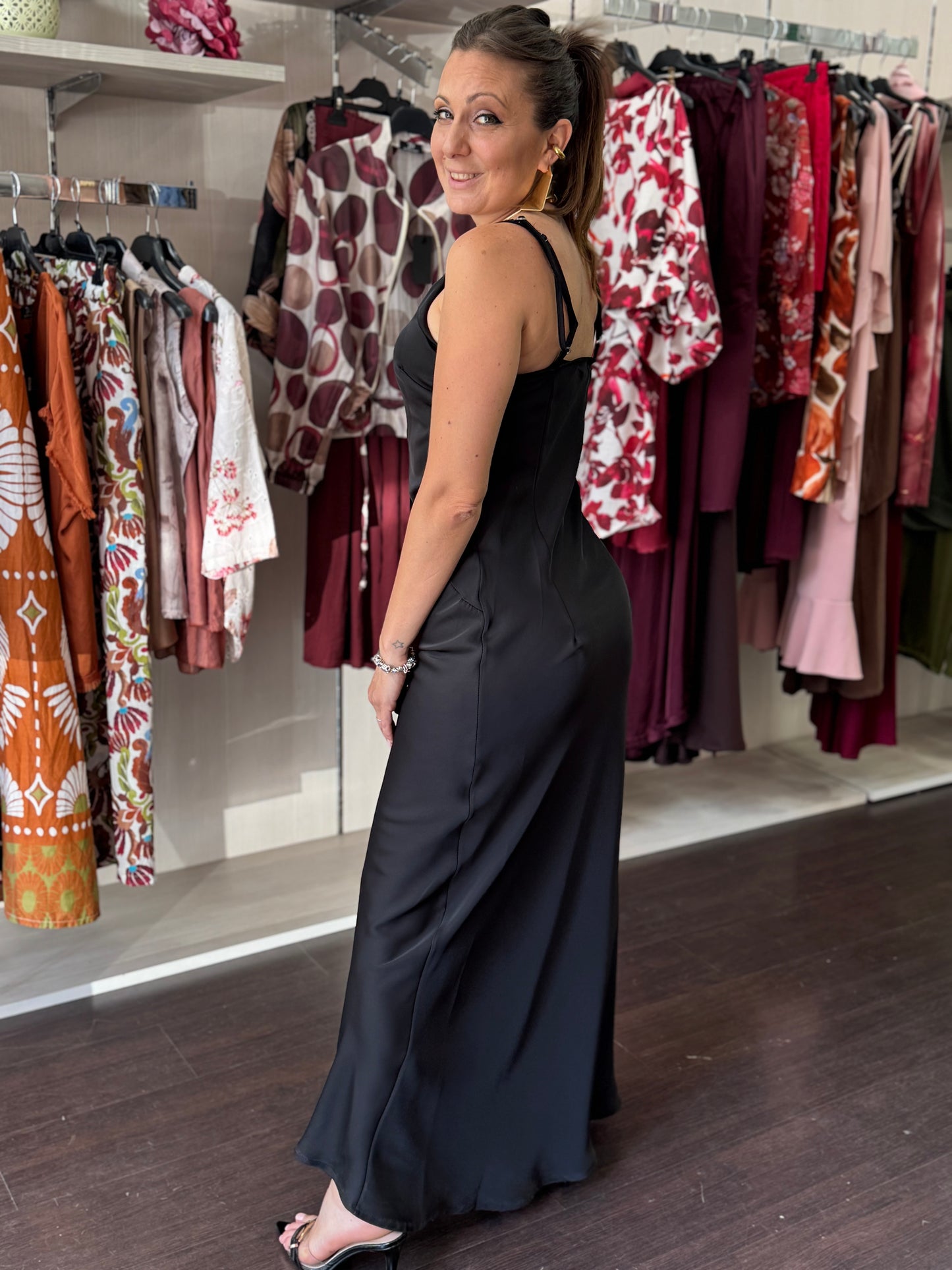 Abito nero satin con spacco