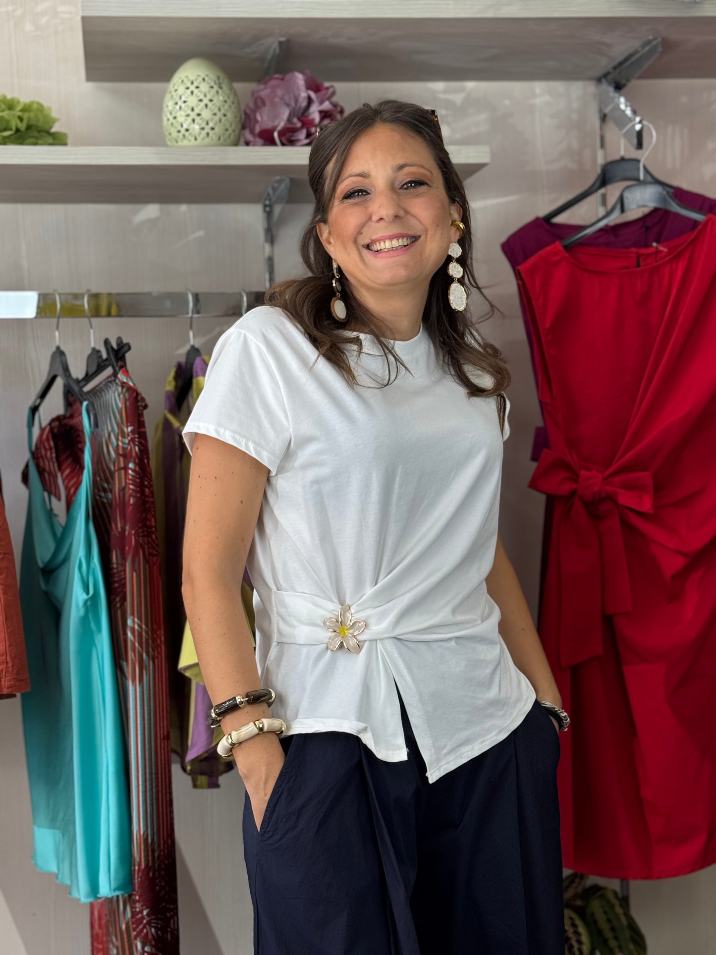 T-shirt con spilla