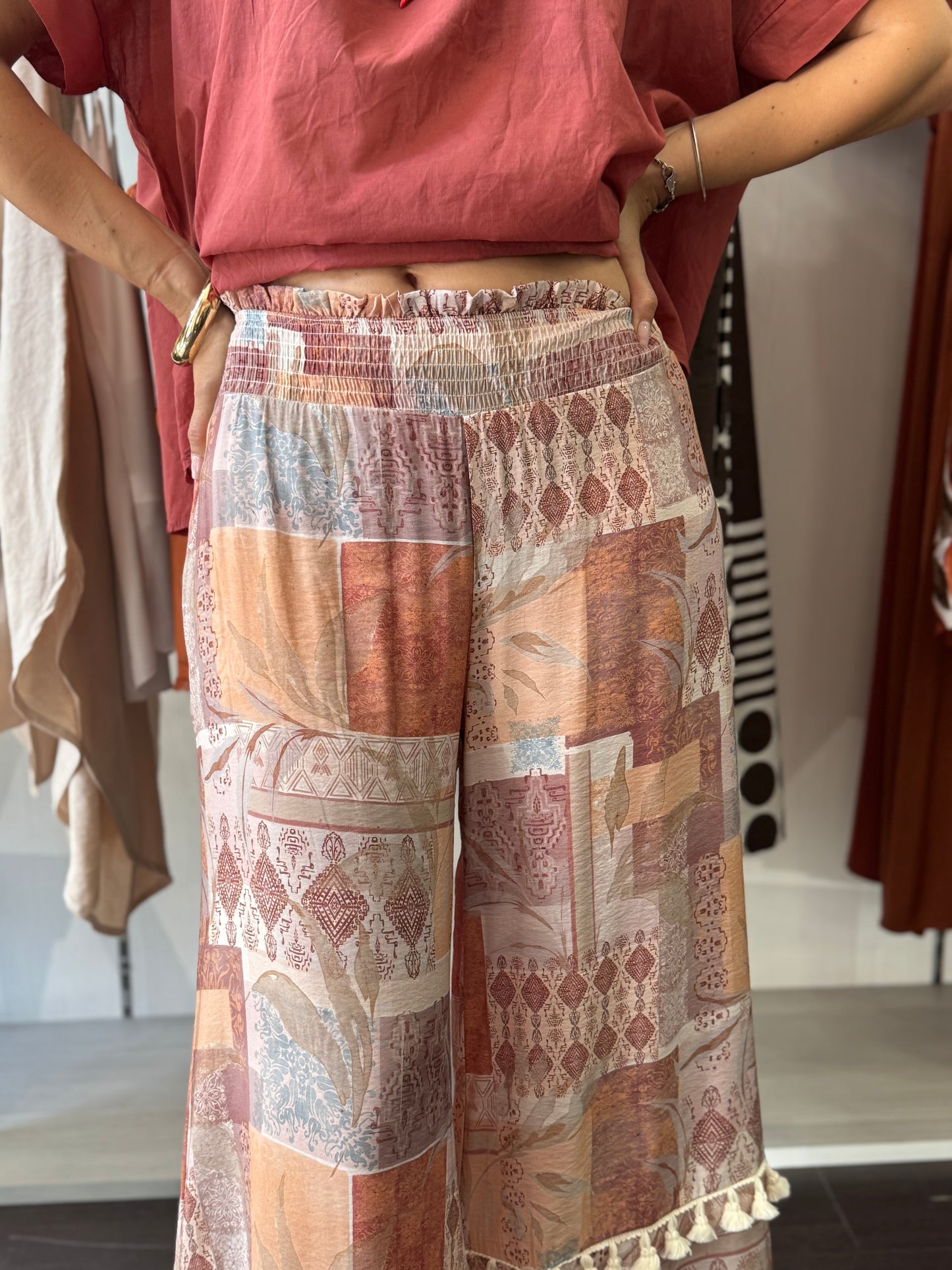 Pantalone con nappine