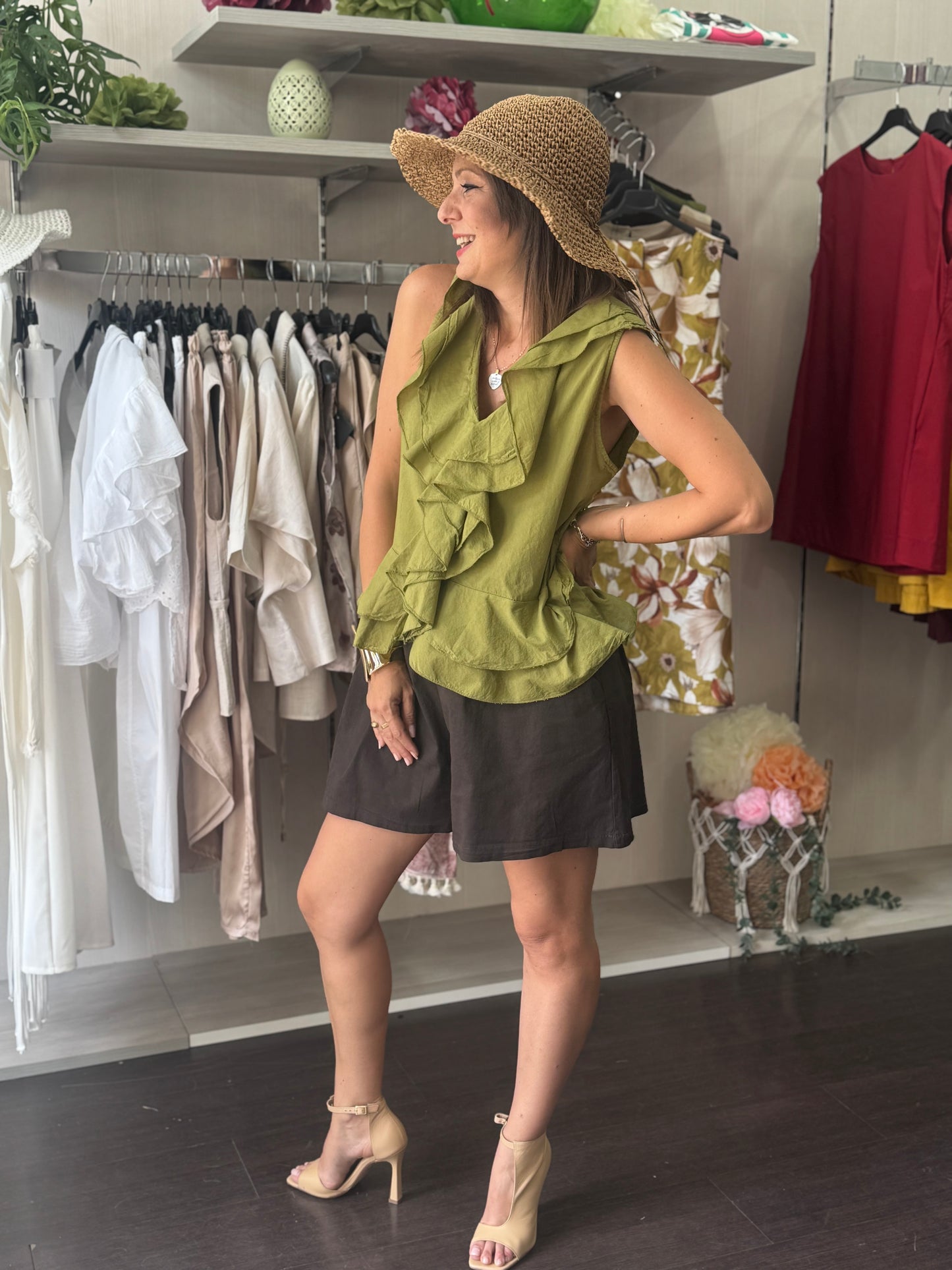 Top verde con voilant