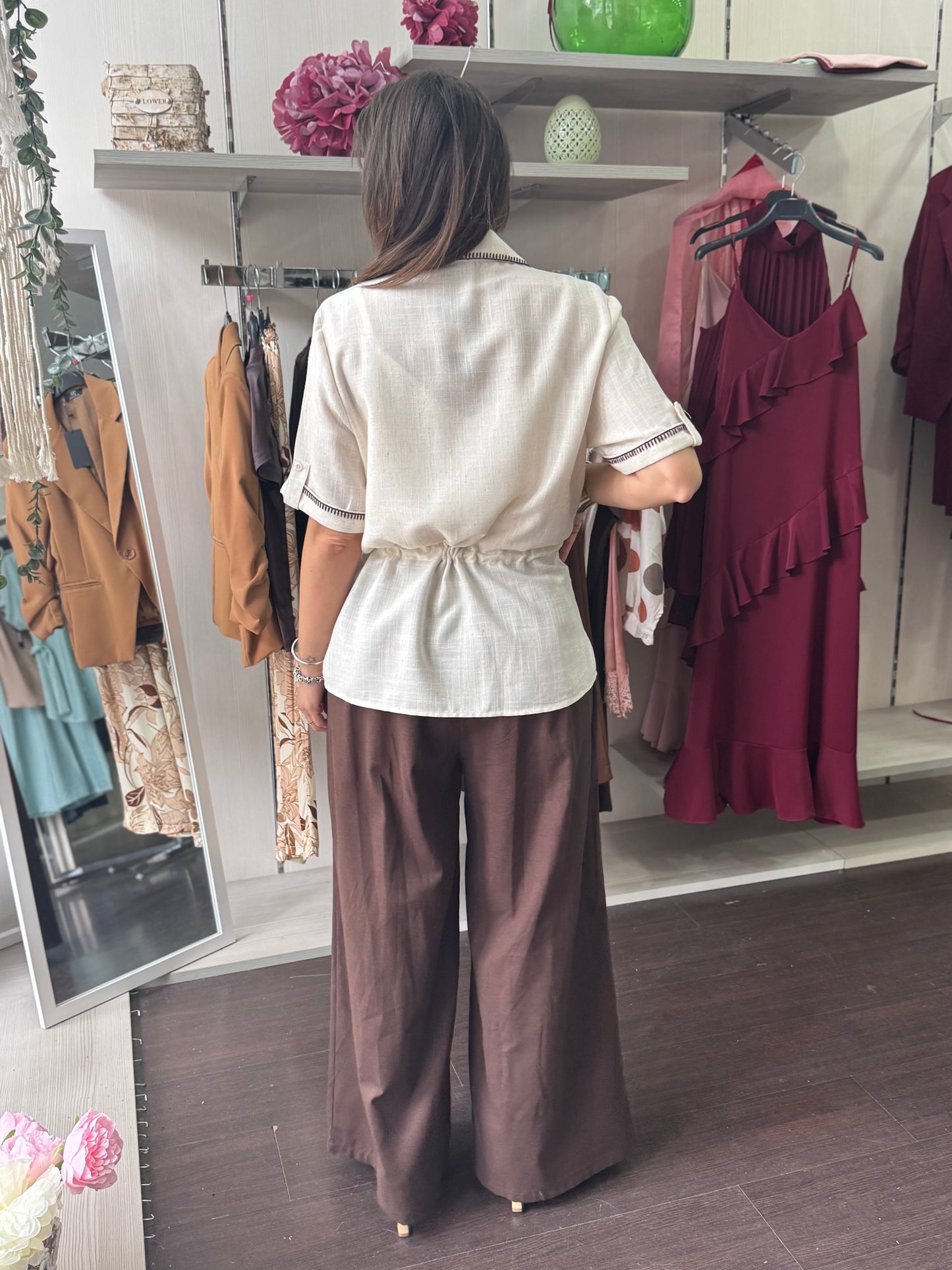 Camicia con tasconi ricamati