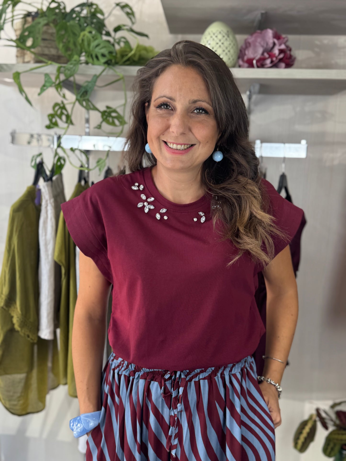 T-shirt bordeaux con pietre