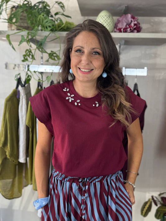 T-shirt bordeaux con pietre