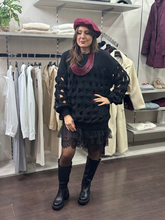 Abito nero traforato con pizzo