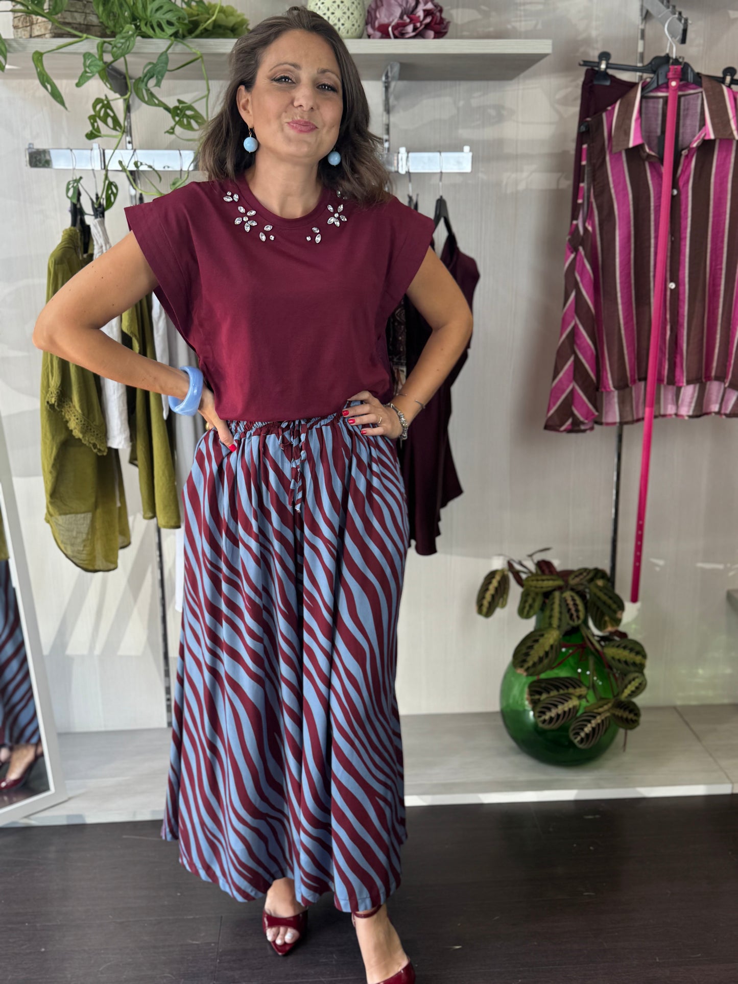 T-shirt bordeaux con pietre