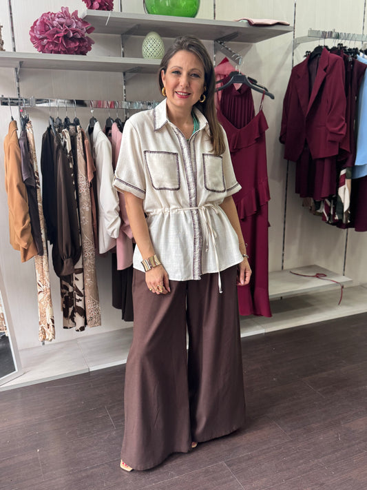 Camicia con tasconi ricamati