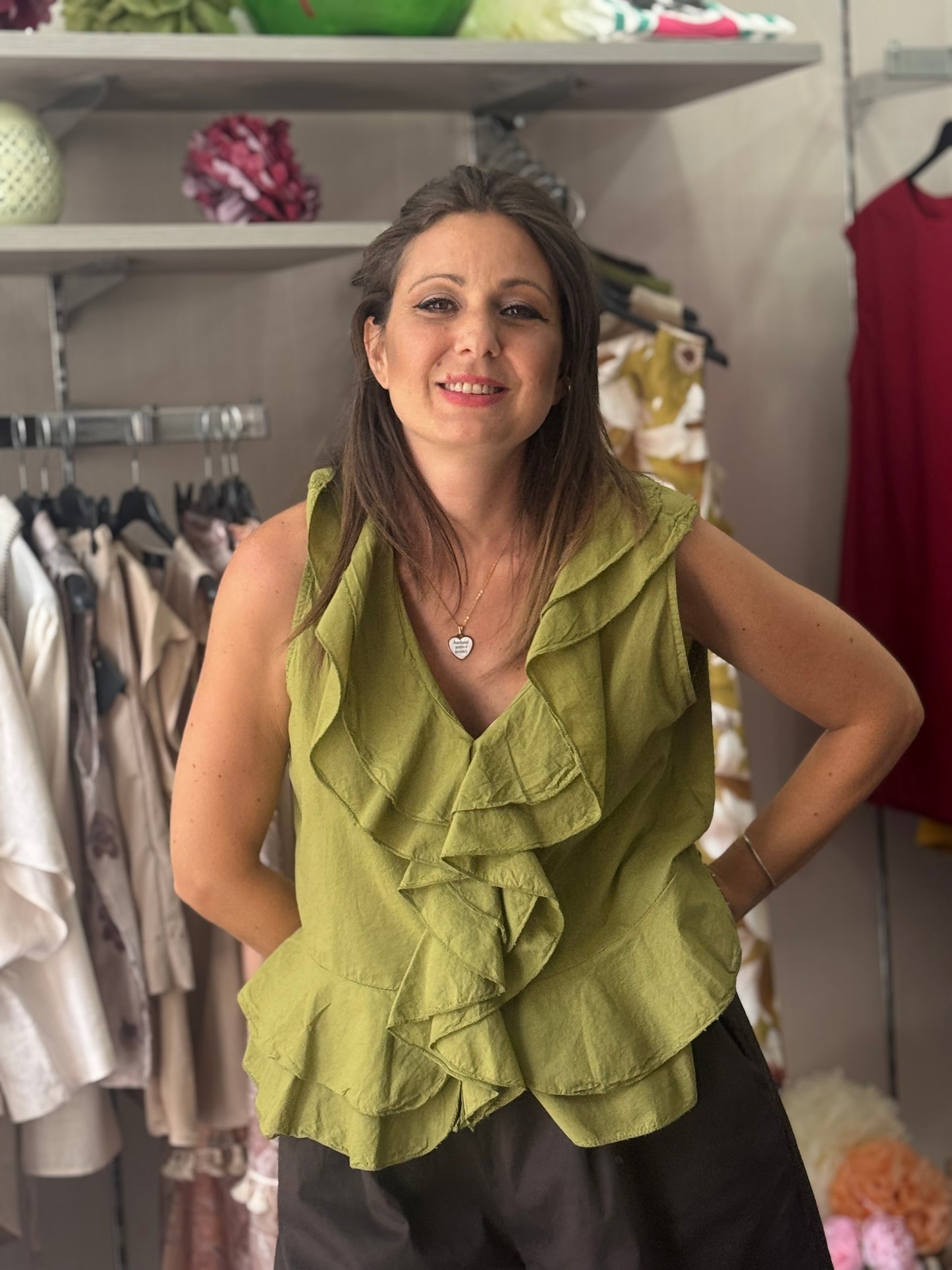 Top verde con voilant