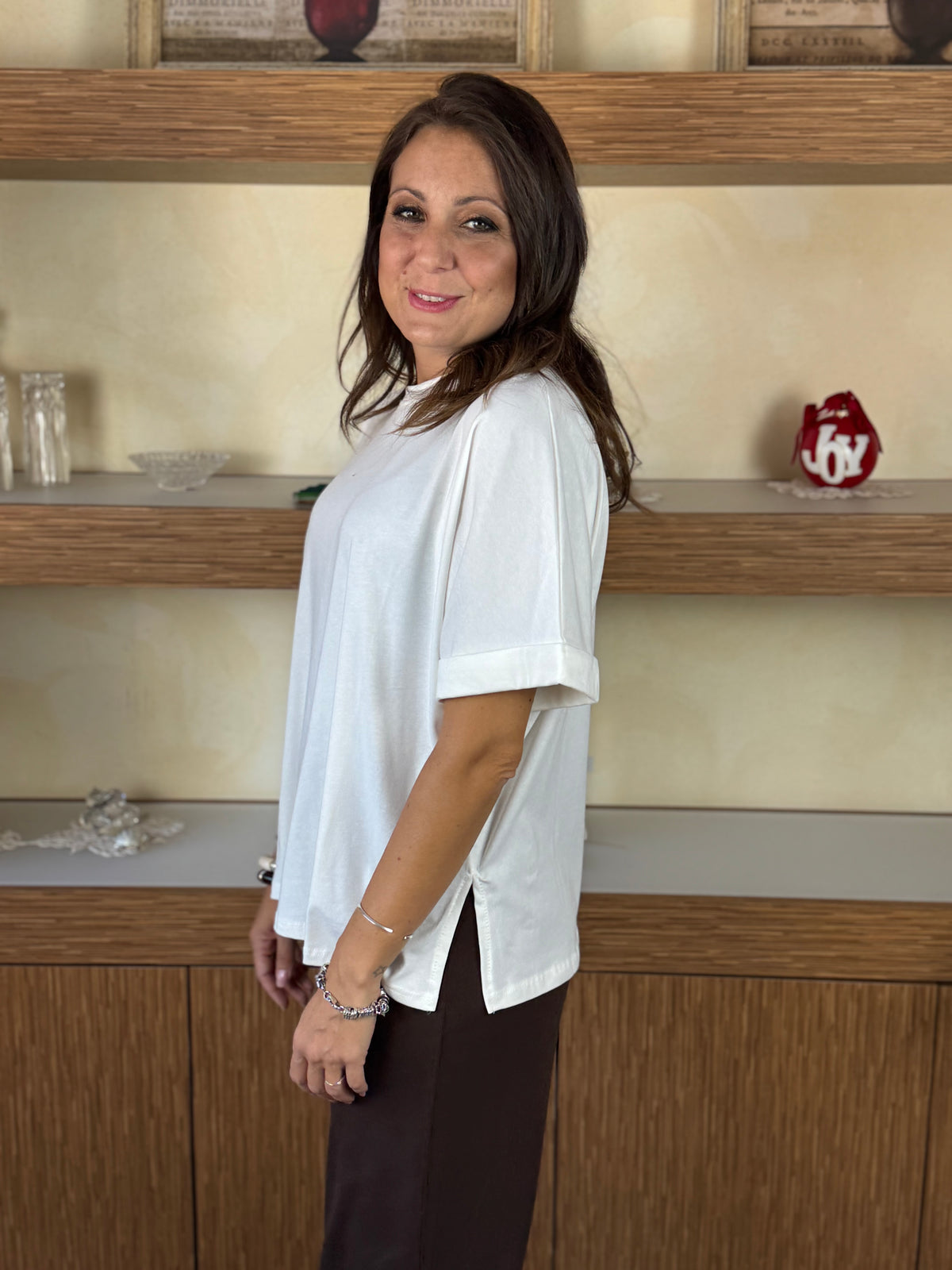 T-shirt bianca con spacchetti