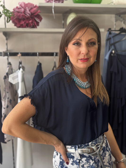 Maglia a V blu maniche sfrangiate