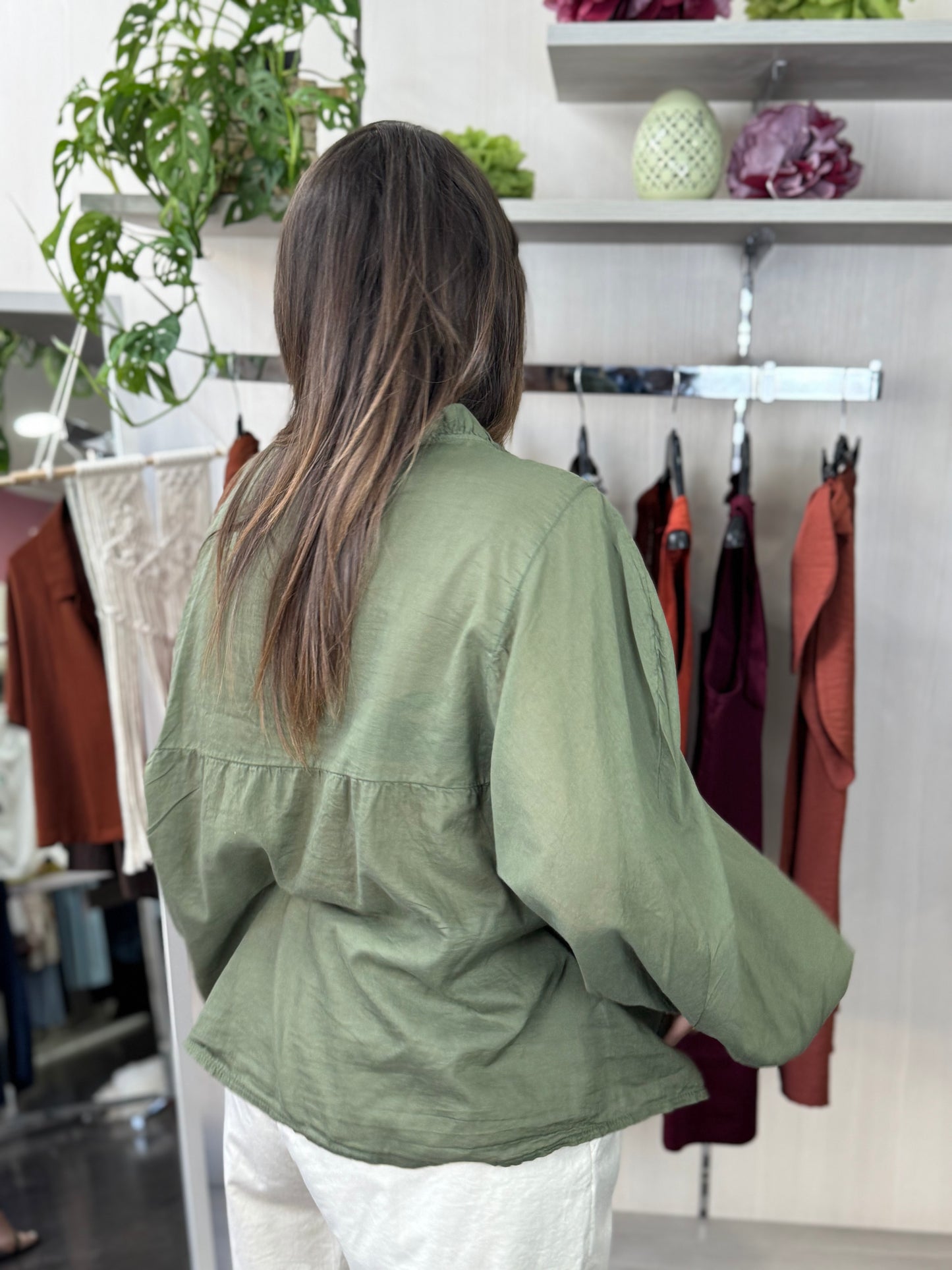 Blusa verde con bottoni