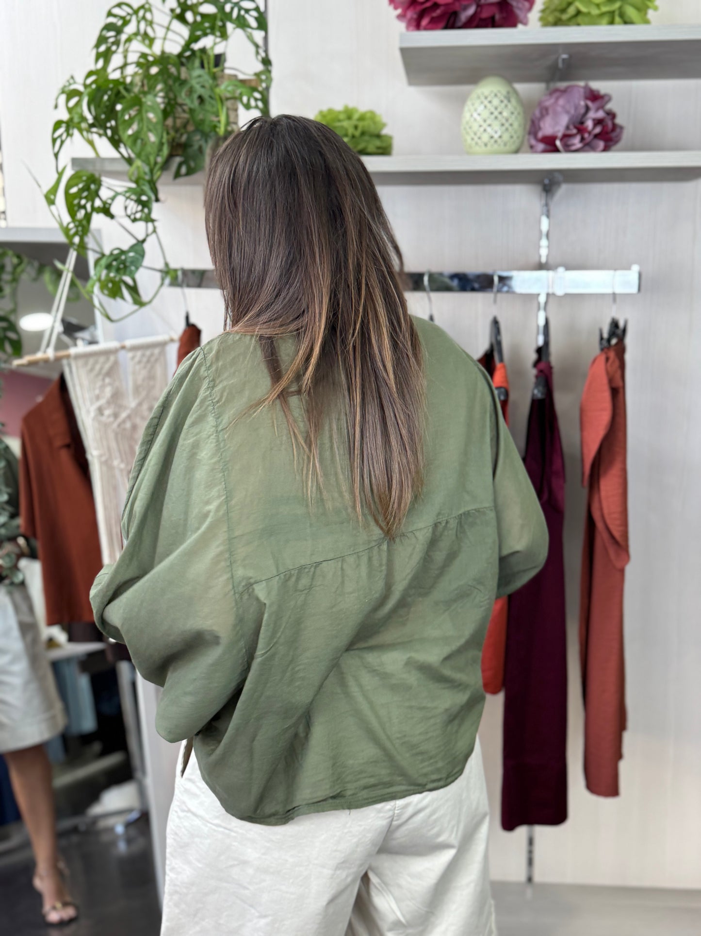 Blusa verde con bottoni
